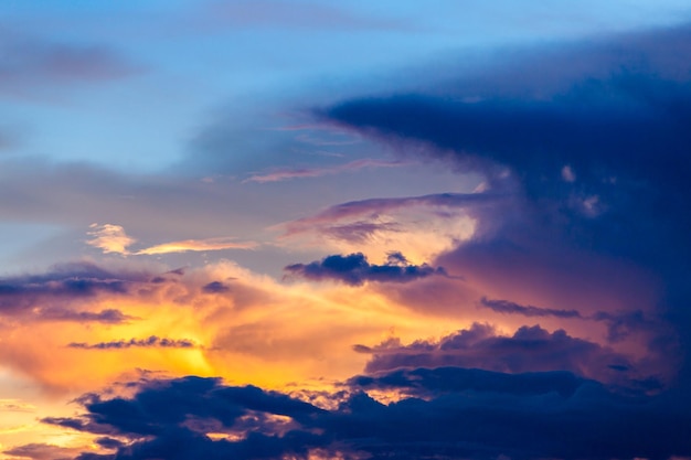 ciel dramatique coloré avec des nuages ​​au coucher du soleil