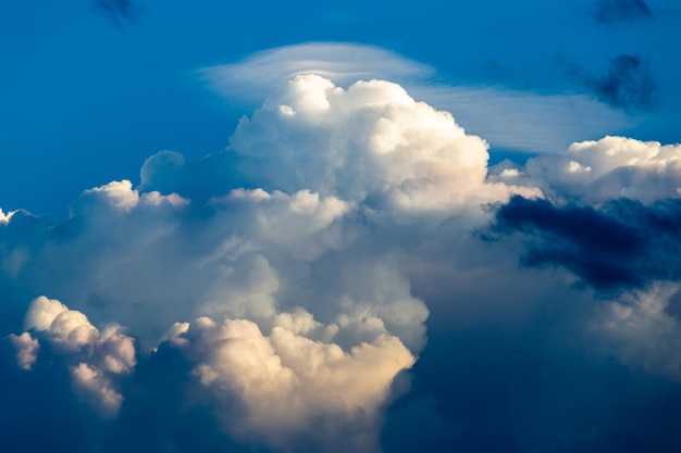 ciel dramatique coloré avec des nuages ​​au coucher du soleil