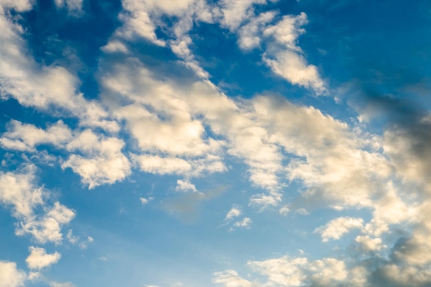 ciel dramatique coloré avec des nuages ​​au coucher du soleil