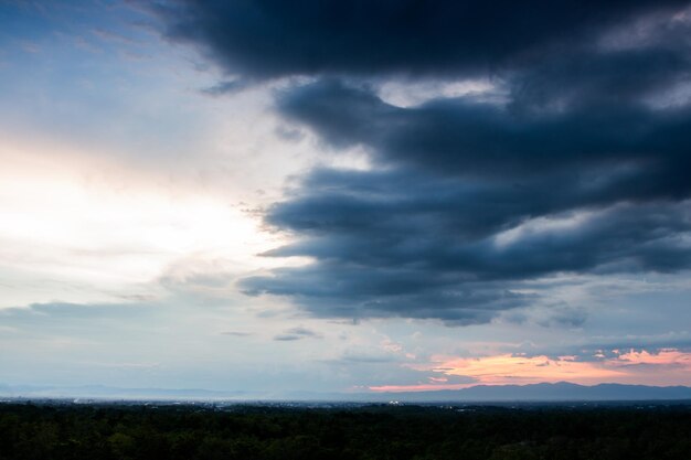 ciel dramatique coloré avec des nuages ​​au coucher du soleil