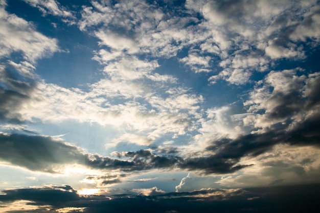 ciel dramatique coloré avec des nuages ​​au coucher du soleil