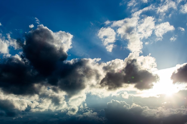 ciel dramatique coloré avec des nuages ​​au coucher du soleil