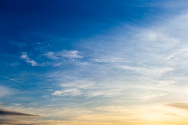 ciel dramatique coloré avec des nuages ​​au coucher du soleil