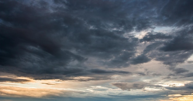 ciel dramatique coloré avec des nuages ​​au coucher du soleil