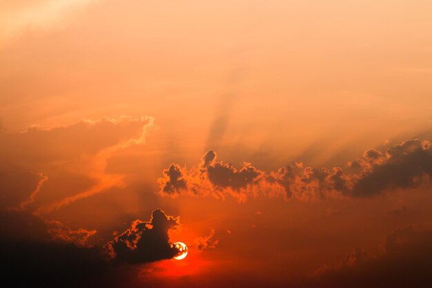 ciel dramatique coloré avec des nuages ​​au coucher du soleil