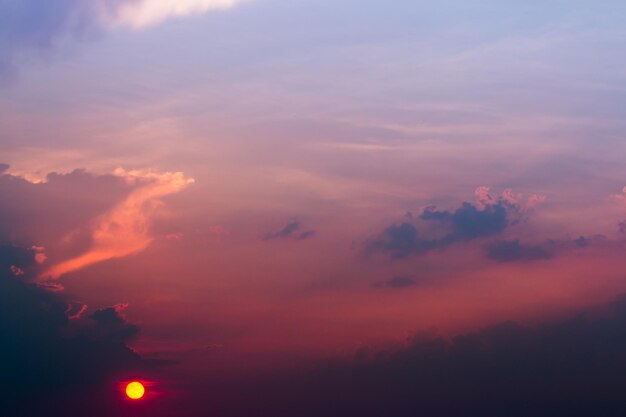 ciel dramatique coloré avec des nuages ​​au coucher du soleil