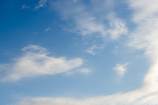 Ciel dramatique coloré avec des nuages au coucher du soleilbeau ciel avec fond de nuages