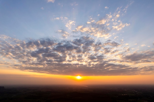 Ciel dramatique coloré avec des nuages au coucher du soleilbeau ciel avec fond de nuages