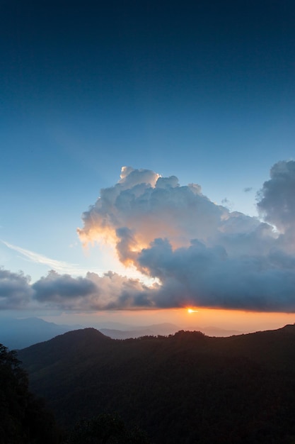 Ciel dramatique coloré avec des nuages au coucher du soleilbeau ciel avec fond de nuages