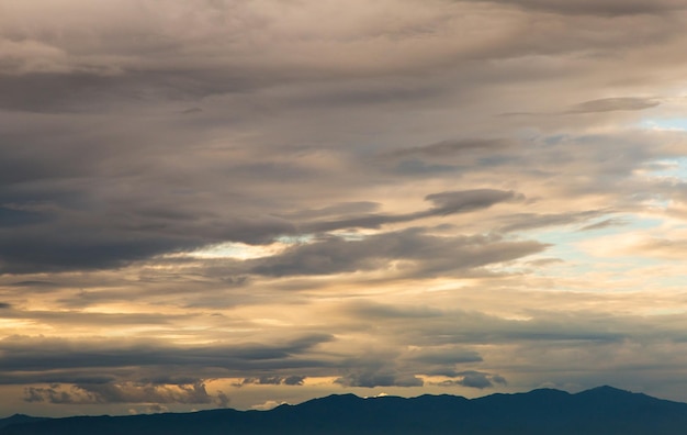 Ciel dramatique coloré avec des nuages au coucher du soleilxA sur la rivière