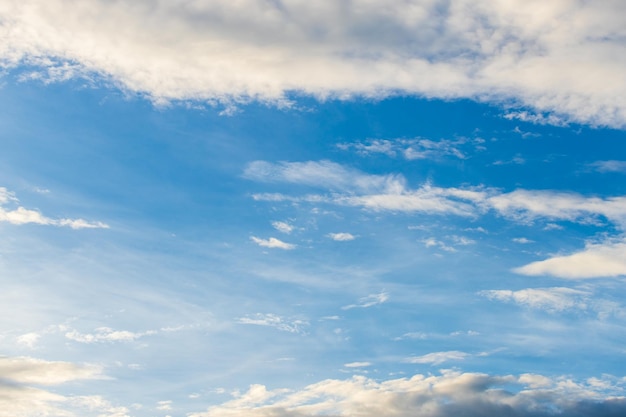 Ciel dramatique coloré avec des nuages au coucher du soleilxa