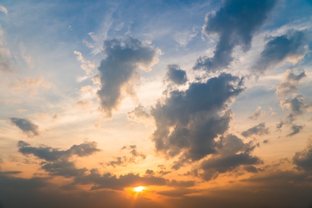 Ciel dramatique coloré avec des nuages au coucher du soleilxa