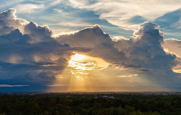 Ciel dramatique coloré avec des nuages au coucher du soleilxa