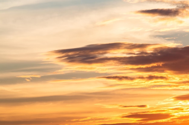 Ciel dramatique coloré avec des nuages au coucher du soleilxa