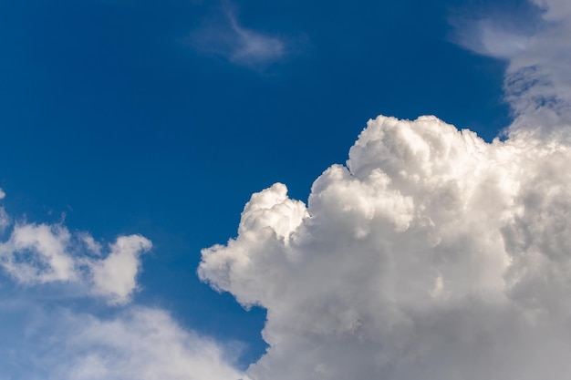 Ciel dramatique coloré avec des nuages au coucher du soleilxa