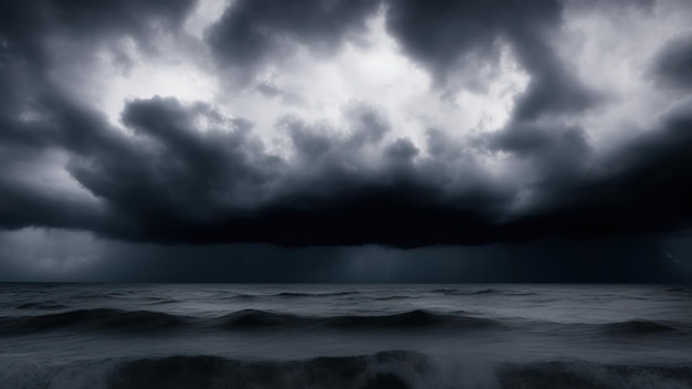 Ciel dramatique coloré avec des nuages sombres