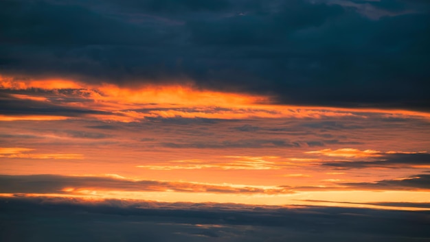 Ciel dramatique coloré le soir