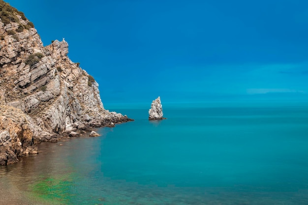 Photo ciel dramatique sur la côte rocheuse et le rocher de parus sur la côte de la mer noire