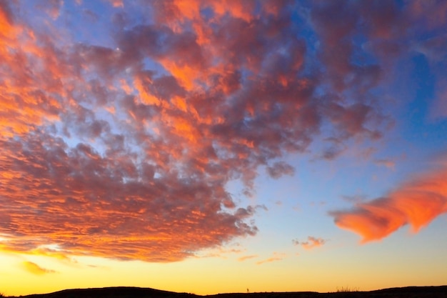 Ciel dramatique de coucher du soleil et beaux nuages