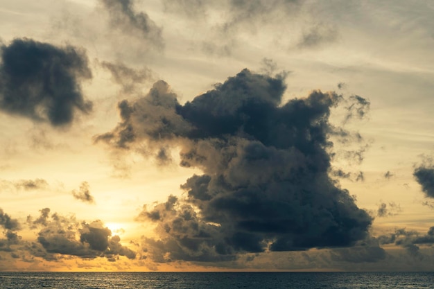 Ciel dramatique de coucher du soleil avec des nuages