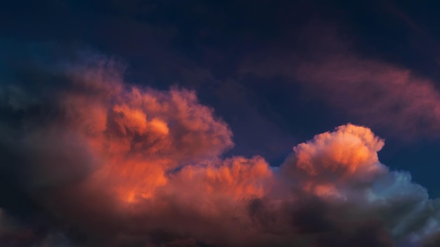 Photo ciel dramatique cramoisi avant la pluie les nuages sont éclairés au coucher du soleil une ambiance apocalyptique troublante