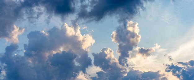 Ciel dramatique du soir avec des nuages sombres et clairs et ensoleillés