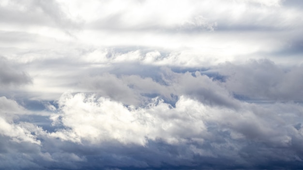 Ciel dramatique gris avec des nuages de pluie sombres et légers