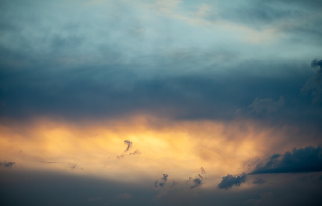 Ciel dramatique avec des nuages gris sur la ville avant la tempête. Météo avant ou après un orage.