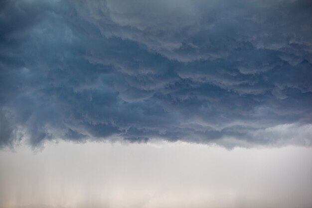 Ciel dramatique avec des nuages gris sur la ville avant la tempête. Météo avant ou après un orage.