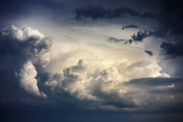 Ciel dramatique avec des nuages orageux avant la pluie