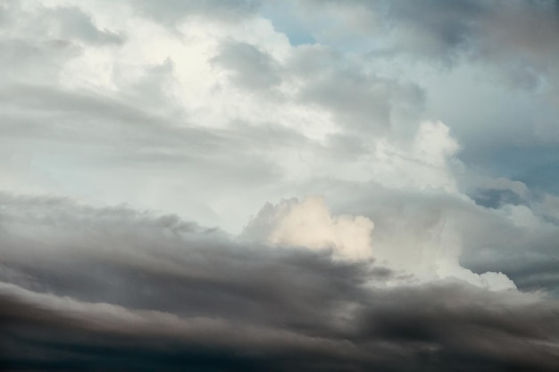 Ciel dramatique avec des nuages orageux