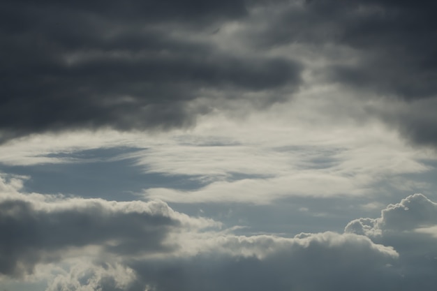 Ciel dramatique avec des nuages orageux.