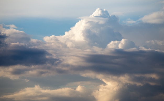 Ciel dramatique avec des nuages orageux