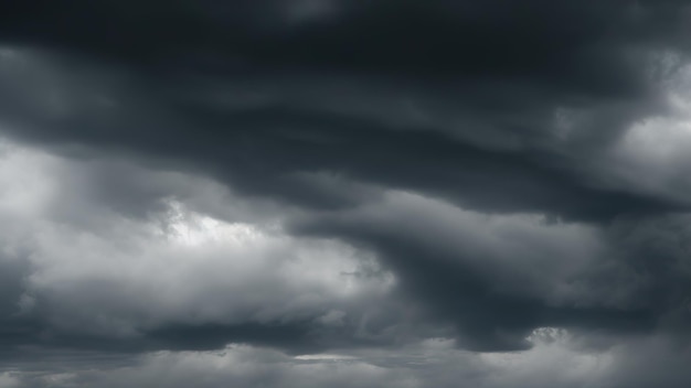 Ciel dramatique avec des nuages ​​orageux