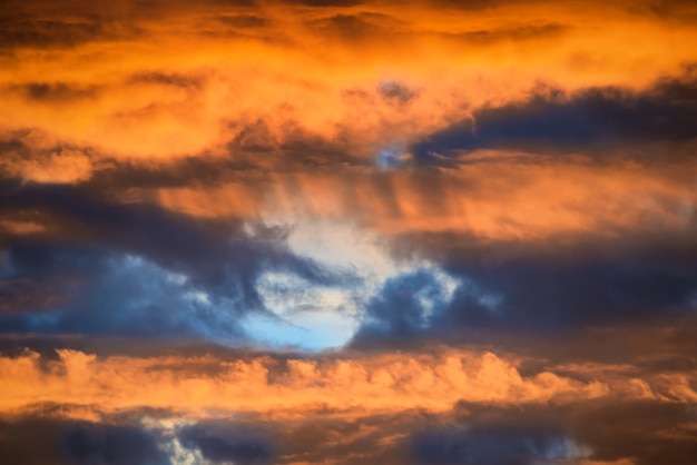 Ciel dramatique orange et bleu avec des nuages au coucher du soleil