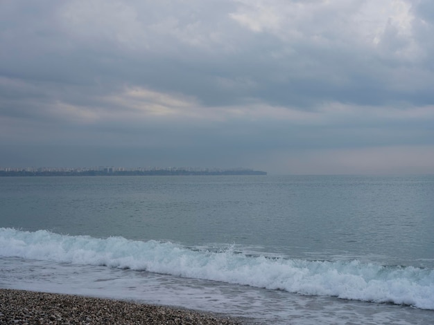 Ciel dramatique et paysage marin tranquille