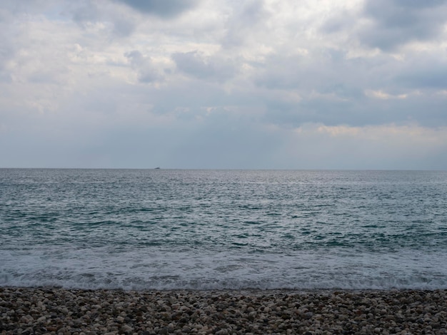 Ciel dramatique et paysage marin tranquille