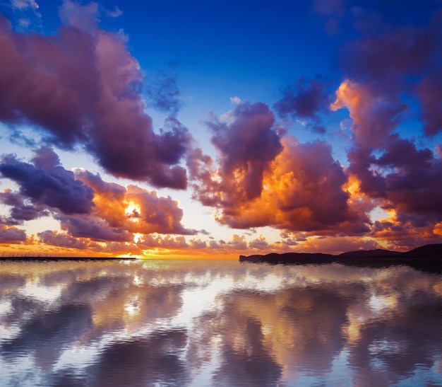 Ciel dramatique reflété dans l'eau au coucher du soleil