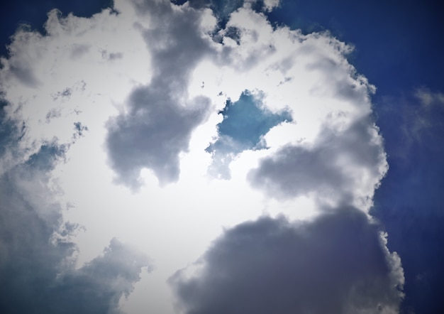 Ciel dramatique avec soleil sur les nuages. il va pleuvoir