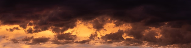 Ciel dramatique sombre avec des nuages épais après le coucher du soleil