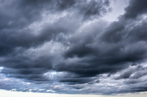 Ciel dramatique sombre et nuages orageux