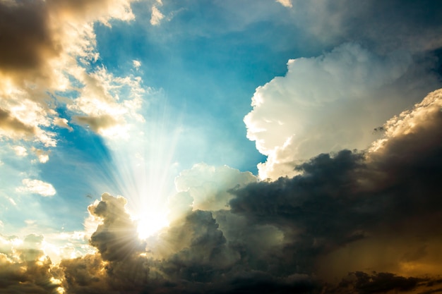 Ciel du matin dramatique avec des nuages de pluie sombre