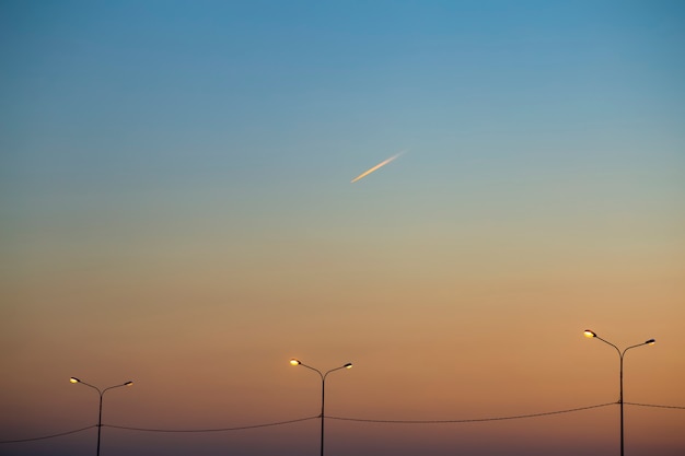 Ciel du soir au coucher du soleil avec un avion volant