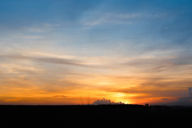 Ciel du soir avec beau coucher de soleil