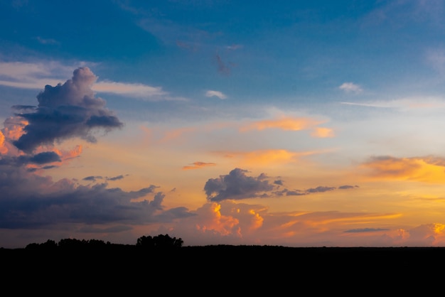 Ciel du soir avec beau coucher de soleil