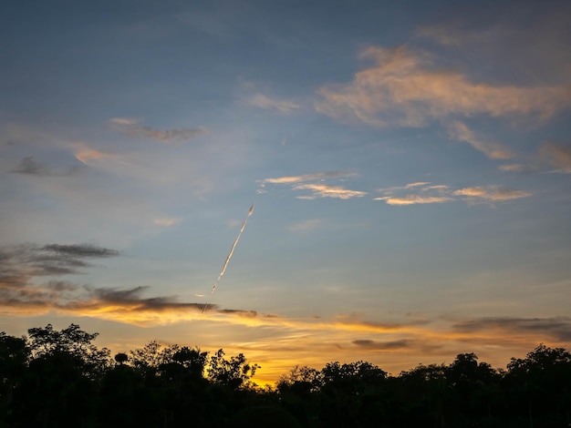 Ciel du soir crépuscule silhouette pour le fond