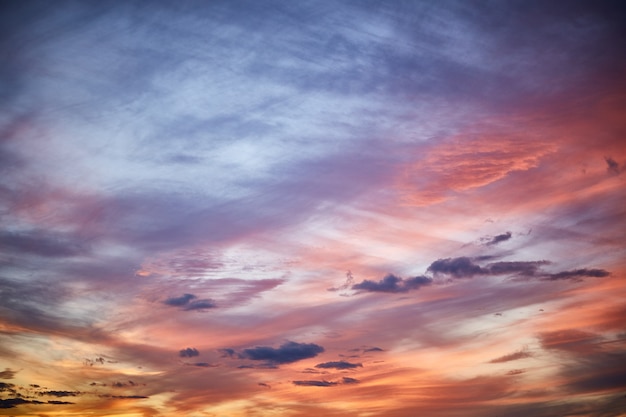 Ciel du soir dans de petits nuages agités. Beau fond horizontal.