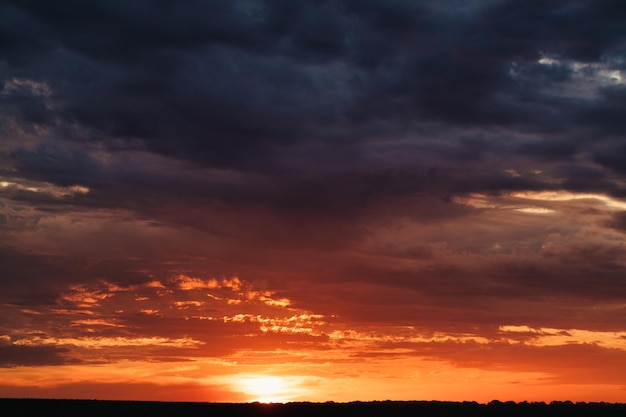 Ciel du soir impressionnant avec des nuages d'orage maussades