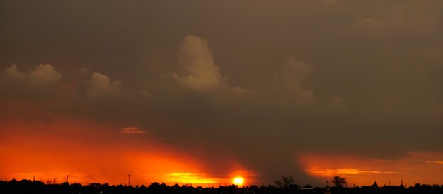 Ciel du soir et incroyables nuages rouges