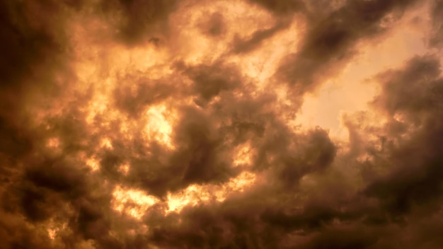 Photo ciel du soir et incroyables nuages rouges